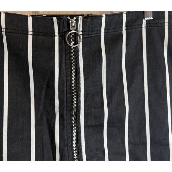 Volcom Frochickie Stripe Mini Skirt Womens 14W Black White Zip Front NWT New - Picture 2 of 10